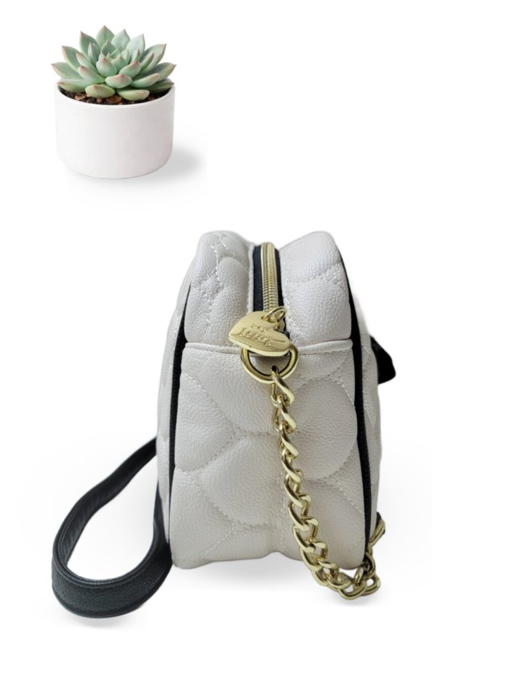 Betsey Johnson White Heart Quilted Crossbody Bag Gold Chain Black Bow Camera Bag - Picture 5 of 8